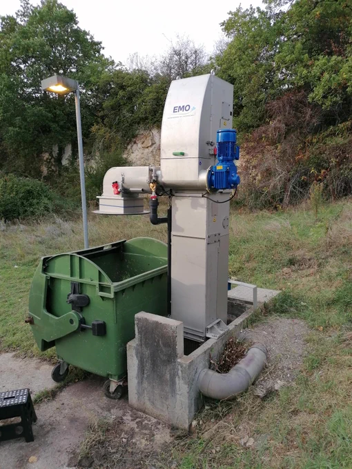 Le poste de dégrillage EMO 3 en 1 qui relève, convoie et compacte !