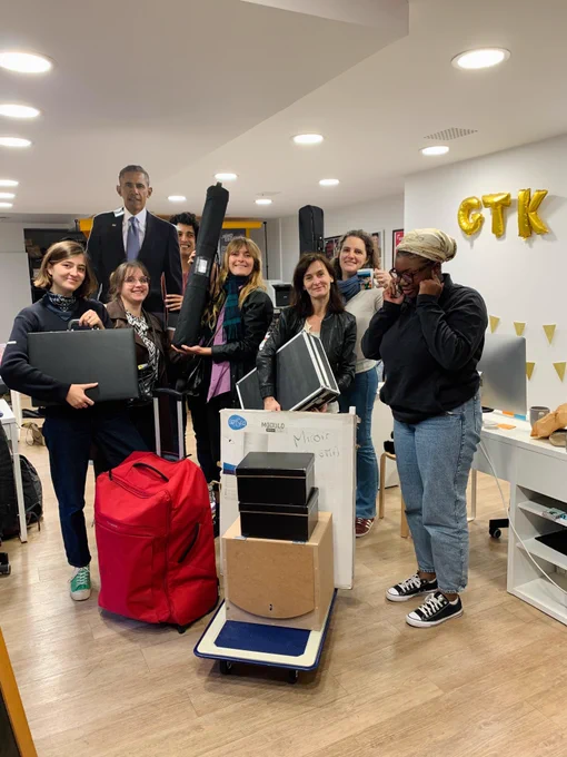 L'équipe de Goods to Know Paris portant du matériel d'animation et prêts à partir dans les entreprises pour animer !