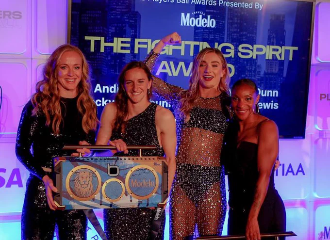 Group photo of Becky Sauerbrunn, Andi Sullivan, Kristie Mewis, and Crystal Dunn in honor of winning The Fighting Spirit Award presented by Modelo