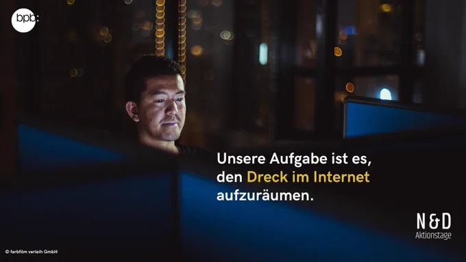 Ein Mann sitzt vor mehreren Bildschirmen. Daneben das Zitat "Unsere Aufgabe ist es, den Dreck im Internet aufzuräumen".