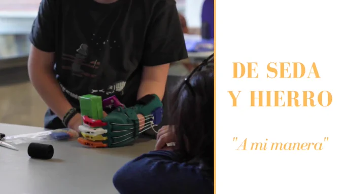 Imagen de una persona con una prótesis de una mano articulada cogiendo un objeto. Texto: "De Seda y Hierro" "A mi manera"