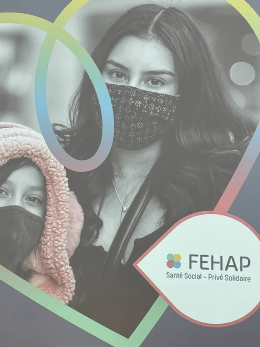 Photo congrès Fehap avec une femme et une enfant avec un masque