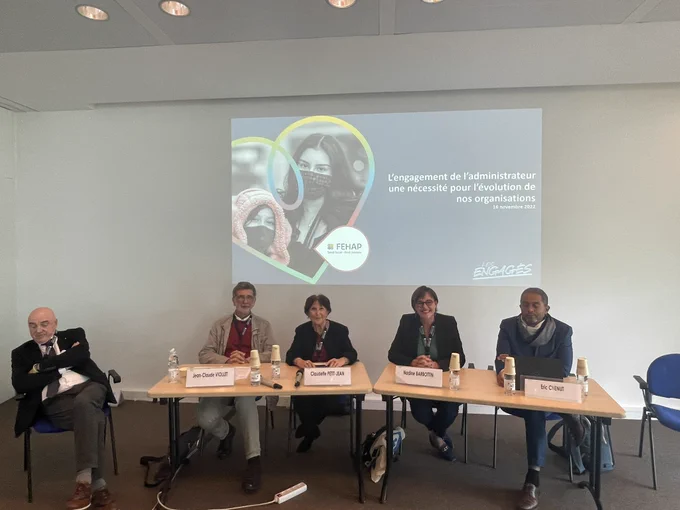 Les 5 intervenants de droite à gauche Éric chenut, Nadine Barbottin, Claudette PetitJean, Jean Claude Viollet et l animateur de la table ronde Claude Meunier.