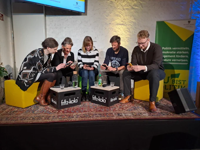 Panelfoto von Diskussion "Social Media & Politik - Hate Speech Adé" in Halle/Saale. Aktionstage Netzpolitik. Landeszentrale für politische Bildung Sachsen-Anhalt.

Auf die Smartphones schauend sieht man:
Romy Höhne (Moderation), MdL Elke Simon-Kuch (CDU), MdL Eva von Angern (Die LINKE), Martin Fuchs (Politikberater) und Tim Kehrwieder (Junge Liberale). 