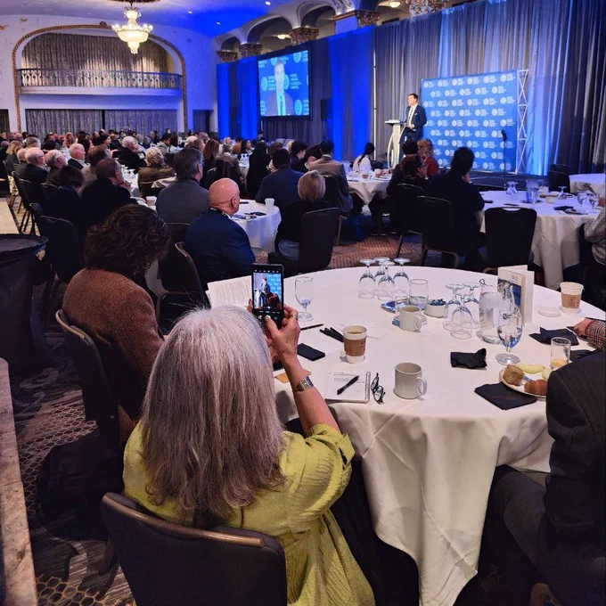Le chef de la délégation du PDE, @sandrogozi, termine son discours à la conférence nationale de @WACAmerica à DC en parlant de l'avenir de l'Europe : 

"L'Europe doit se tourner vers le #firepower, pas seulement vers le softpower".