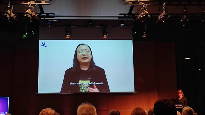Forum der Koerber-Stiftung mit Leinwand, auf der Audrey Tang zu sehen ist 