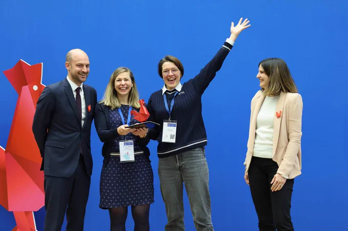 Photo du ministre Jean-Noël Barrot et de la directrice de la Mission French Tech Clara Chappaz, aux côtés des représentantes de la start-up Agriodor célébrant leur prix