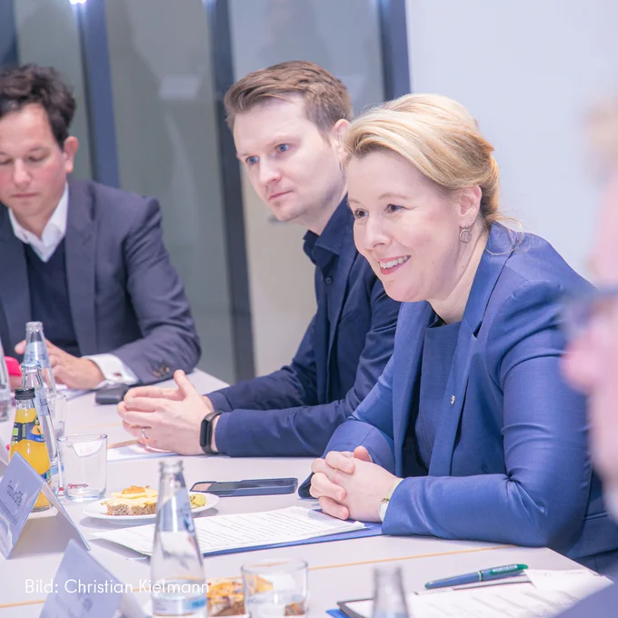 Die Regierende Bürgermeisterin Franziska Giffey sowie teilnehmende Hochschulen, Gründer:innen und Verbände heute beim Roundtable Startups im Gründungszentrum und Coworking Space EINS der TU Berlin.