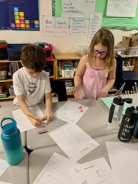 Using dice to solve a math problem in grade 3 at Mariposa Elementary School.