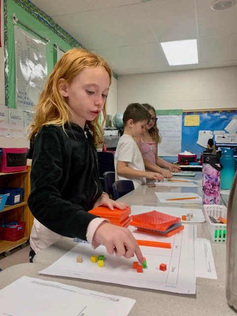 Using dice to solve a math problem in grade 3 at Mariposa Elementary School.