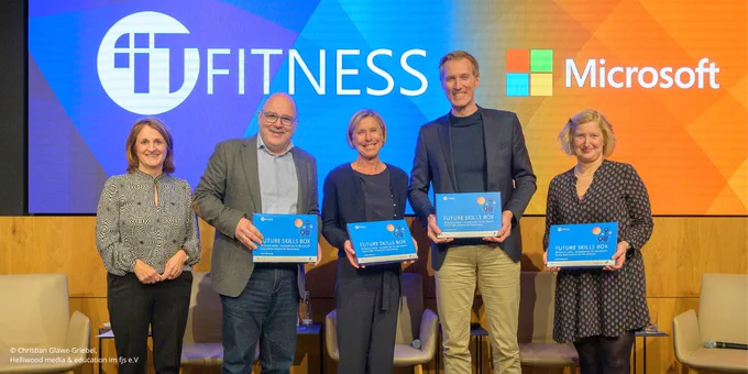 Das Foto zeigt von links nach rechts Astrid Aupperle von Microsoft, Steffen Kampeter vom BDA, Claudia Hartwich von Microsoft, Daniel Terzenbach von der Bundesagentur für Arbeit und Schulleiterin Michaela Kurandt dos Santos.