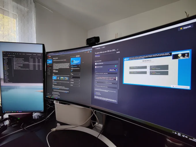 2 écrans avec l'explorateur de fichiers Windows ouvert, la chaine YouTube de Codeurs en Seine et Clipchamp