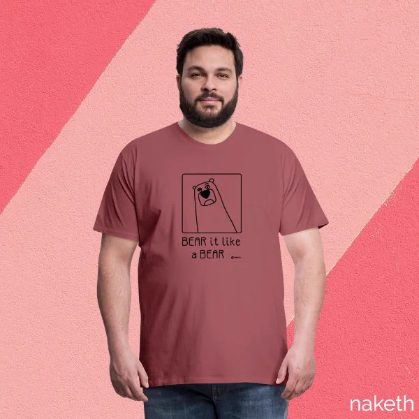 Foto eines Models, das ein T-Shirt in braun trägt. Darauf ist ein Bär mit hochgezogener Augenbraue abgedruckt über dem Spruch: „Bear it like a bear.“