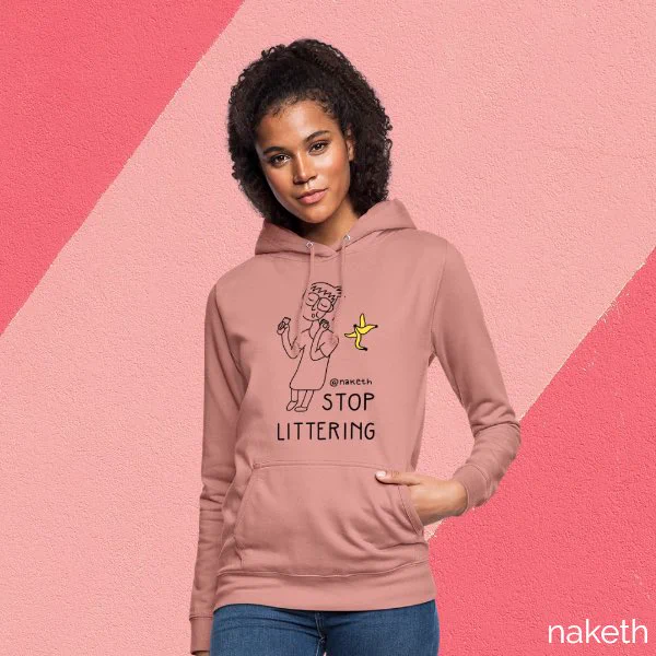 Foto eines Models, das einen Kapuzenpulli in altrosa trägt. Darauf ist ein Design von Naketh abgedruckt. Naketh schnippst gerade eine Bananenschale weg. Daneben steht: "Stop Littering". Der Pulli hat noch eine Rückseite, die auf dem Bild nicht zu sehen ist. Darauf ist Purzel zu sehen, wie er auf der Bananenschale ausrutscht. Daneben steht: "Unicorns could get hurt.“
