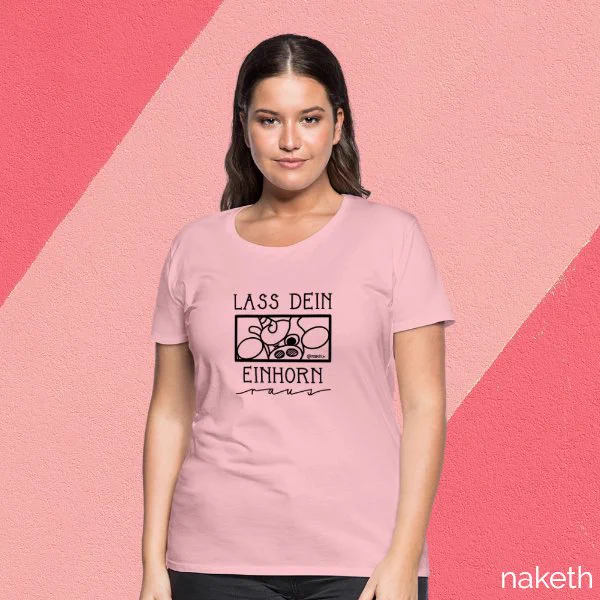 Foto eines Models, das ein T-Shirt in hellrosa trägt. Darauf ist ein Design von Purzel, dem tollpatschigen Einhorn abgedruckt. Purzel wird gegen eine Scheibe plattgedrückt. Die
Scheibe ist dein Inneres. Darüber steht:
"Lass dein Einhorn raus.“