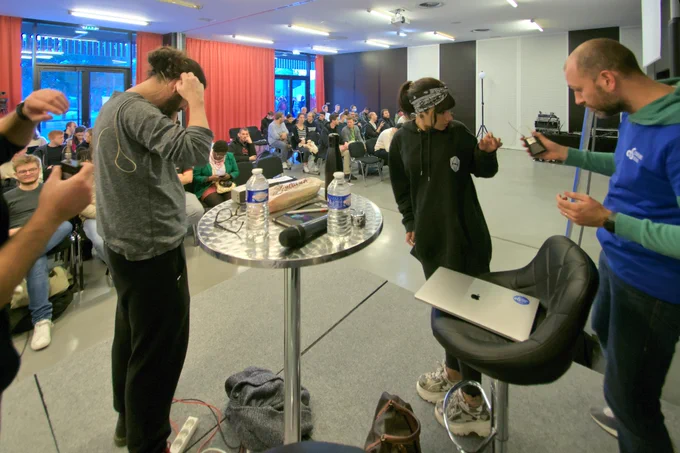 Noël Macé à gauche et Valériane Venance à droite en train d’installer leurs micros juste avant le début de leur conférence, aidés par des bénévoles de Codeurs en Seine.