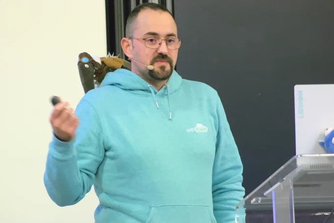 Gros plan sur Jérôme Masson sur scène en sweat à capuche.