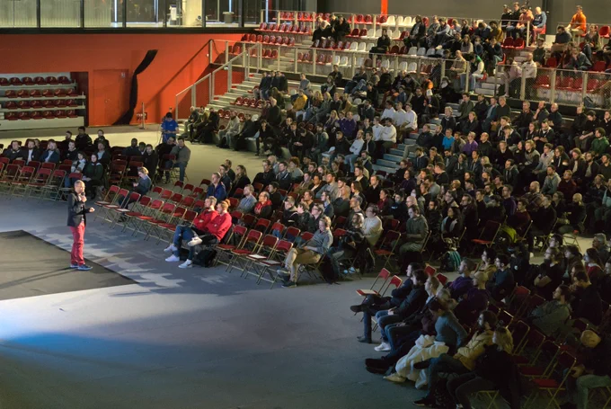 Gaël Musquet devant le public installé sur les gradins
