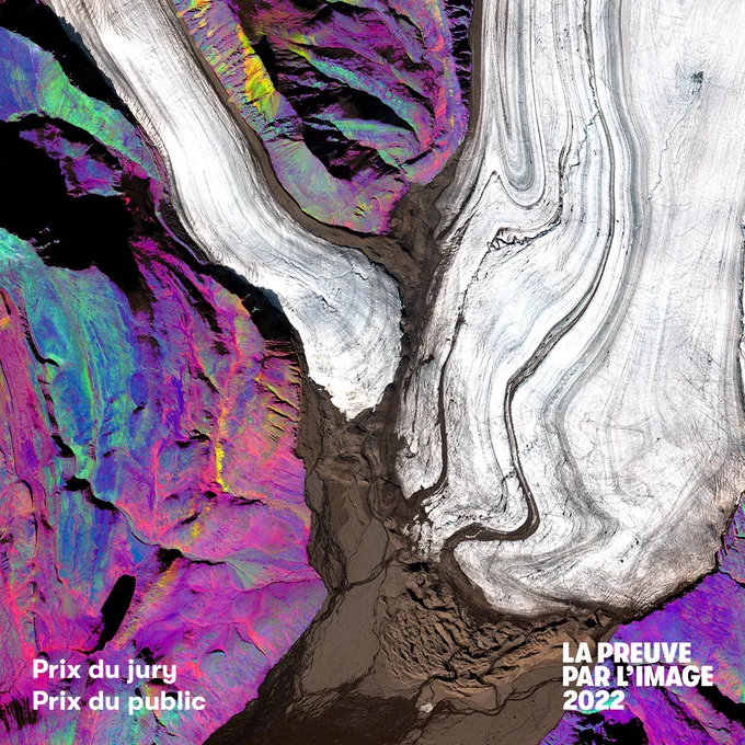 Image gagnante (Prix du jury) pour le concours d'images de recherche "La preuve par l'image" du CRSNG en collaboration avec l'Acfas et Radio-Canada.  Titre : Mars tire son chapeau à l'Arctique, par Éloïse Brassard de l'Université de Sherbrooke. Voici des glaciers entourés de formations rocheuses en fausses couleurs, sur l’île Axel Heiberg au Nunavut. Notez les zones jaunes-orangées, ce sont des « chapeaux de fer ». Ces dépôts de surface, riches en fer oxydé, témoignent d’un milieu acide, propice à l’établissement de certaines formes de vie. On y rencontre aussi un minéral dont la structure cristalline peut conserver des traces de vie : la jarosite, un biomarqueur retrouvé sur la planète Mars! À partir d’analyses au sol, la chercheuse explore une méthode pour repérer ces chapeaux sur des images satellite de l’Arctique canadien; un savoir qui sera appliqué aux images satellite de la planète rouge.  (Image satellitaire traitée pour mettre en évidence les diverses formations rocheuses.