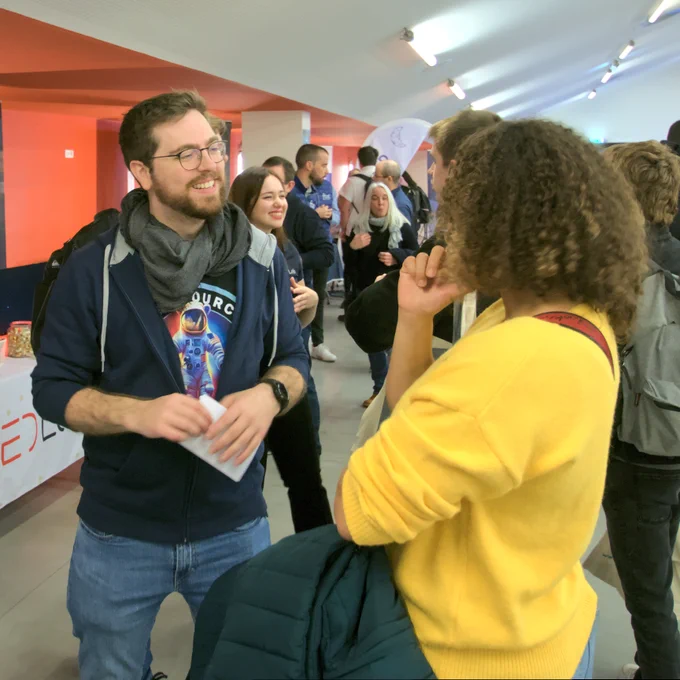 Ivan Dalmet du BearStudio en pleine discussion avec une visiteuse