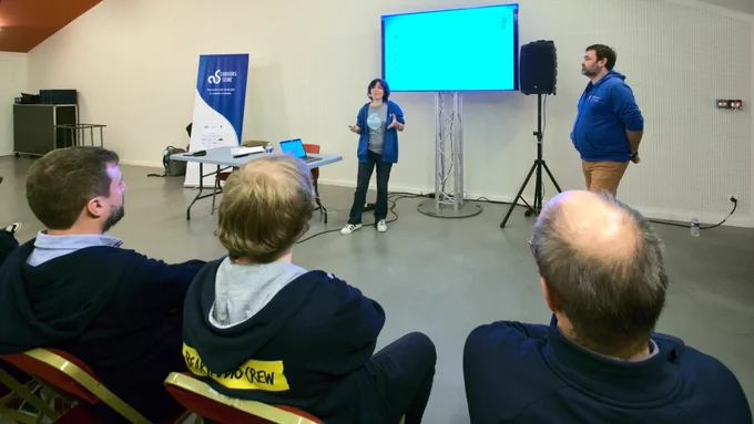 Aurélie Vache et Stéphane Philippart devant les conférenciers