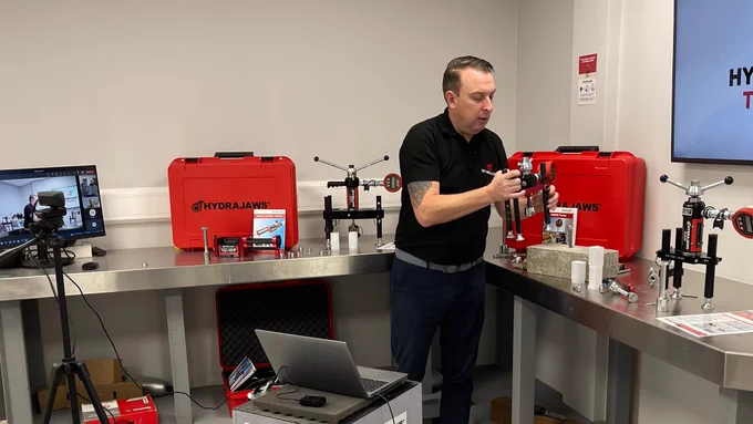 Hydrajaws online training of pull tester into a fixing