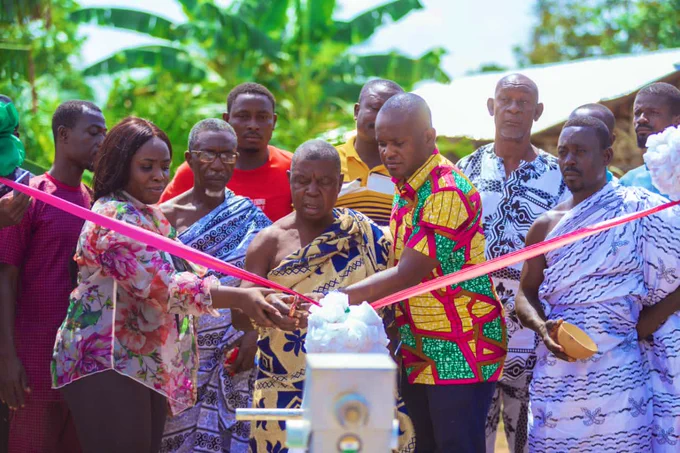 Commissioning at Kwadonko, Kontonmire Asakraka Electoral Area in Atwima Nwabiagya South Municipality. With Chief and elders of the community, Mrs Asenso from Sam and Friends