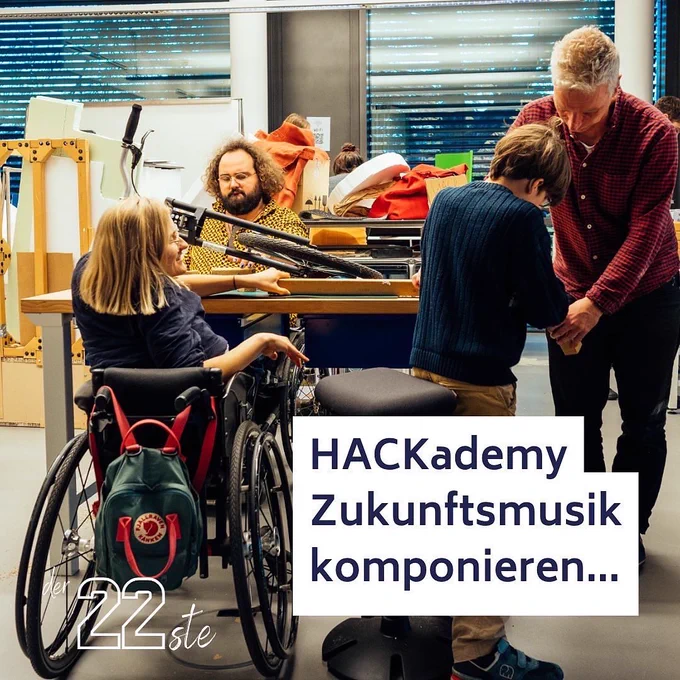Mehrere Personen in Werkstatt. Zwei im Rollstuhl. Text: HACKademy Zukunftsmusik komponieren