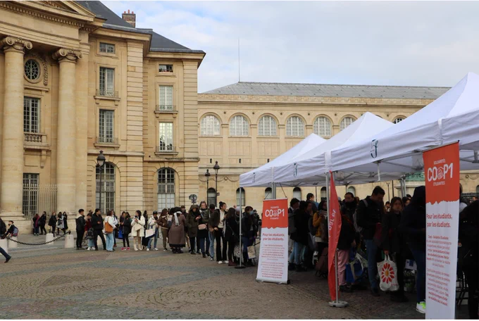 Des étudiantes et étudiants attendant samedi matin 19 novembre devant l’entrée du centre Panthéon pour récupérer des colis alimentaires distribués par les Cop1