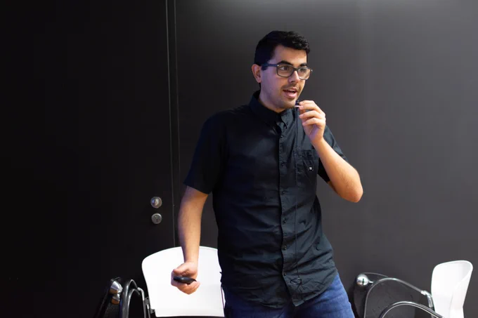 Aitor Herrán, predoctoral Researcher at CIC energiGUNE,presents his study's conclusions during Young Researchers Day 2022