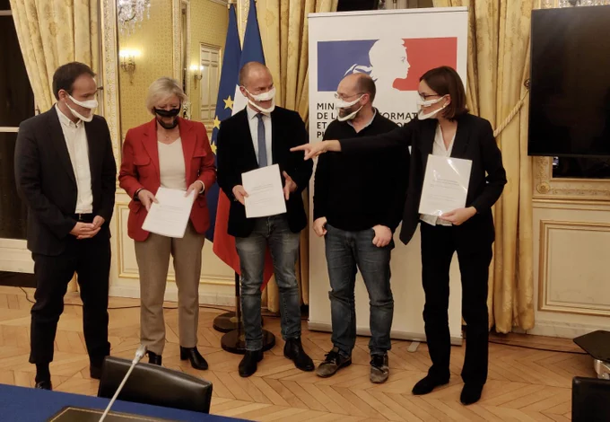 de gauche à droite, debout, Cédric Ô, Sophie Cluzel, Jérémie Boroy, Anthony Colombani et Amélie de Montchalin tiennent quelques exemplaires d'un rapport, ils portent tous un masque transparent. 