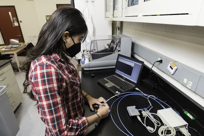 Maria Casta�o uses a spectrophotometer to analyze tanager feathers. 