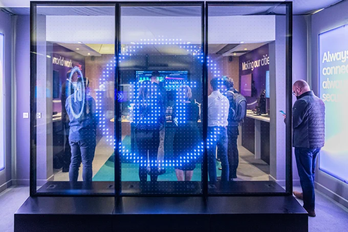 Light display showing the characters 'BT'