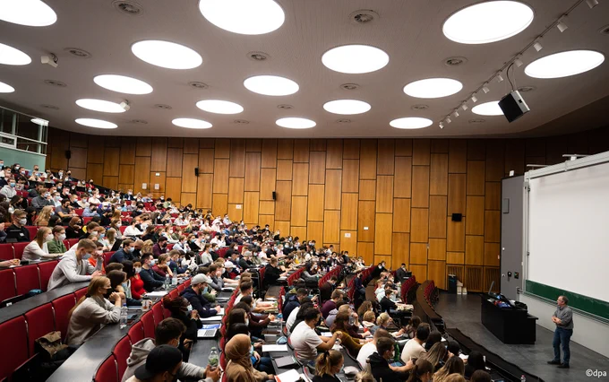 Students in a lecture hall at the Leibniz University Hannover 