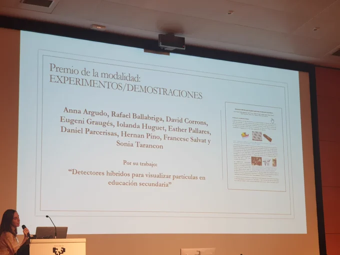 Dos projectes que compten amb la participació de membres de l’Institut de Ciències del Cosmos de la Universitat de Barcelona (ICCUB) han estat premiats al IX Concurs de Divulgació del CPAN (Centro Nacional de Física de Partículas, Astropartículas y Nuclear).

Les candidatures premiades són “Detectors híbrids per a visualitzar partícules en educació secundària”, presentada pels membres del projecte ADMIRA (Activitats amb Detectors Medipix per Investigar la Radiació a l'Aula) en la categoria d’Experiments i Demostracions i “El telescopi més gran del món”, presentada per l’investigador predoctoral de l’ICCUB i divulgador científic Toni Bertólez (@delbuitaltot), en la categoria de vídeos.