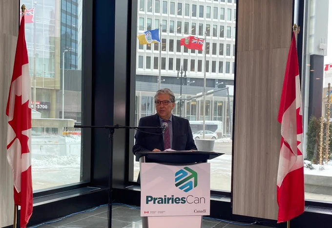 Le ministre Vandal lors de l'annonce à Winnipeg