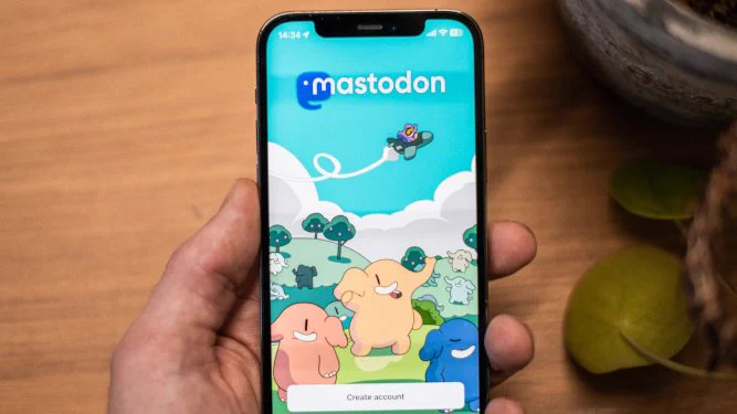Symbolbild: Smartphone-Bildschirm mit geöffneter Mastodon-App