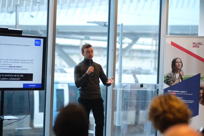 🎤"L’objectif de #RueSansSurprise était de développer une mobilité plus inclusive à Angers pour faciliter les déplacements des personnes en situation de handicap", Victor Flauw - @StreetcoApp 
#ActionHandicap