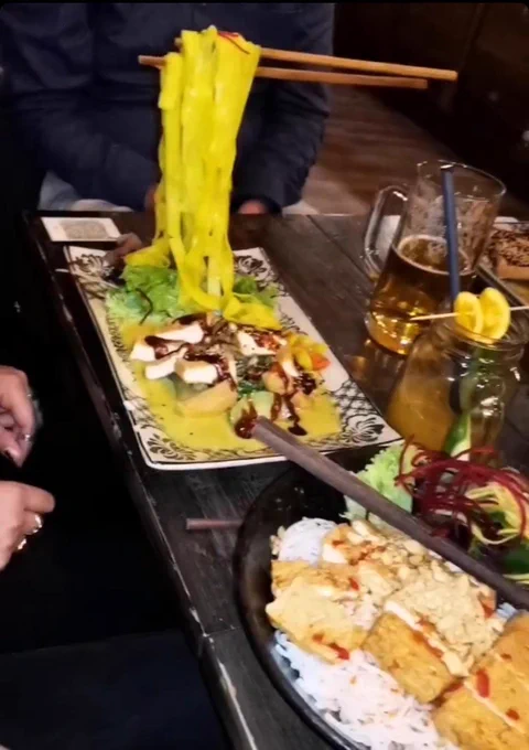 Zu sehen ist vietnamesisches Essen. 