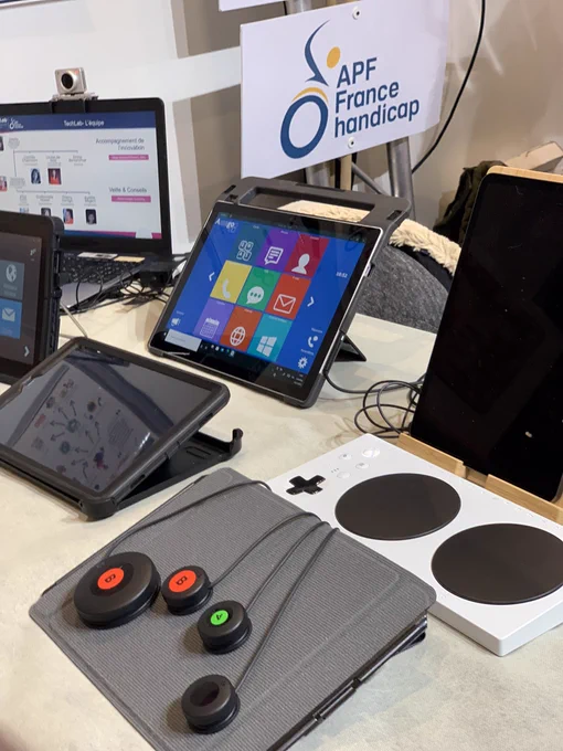Tablettes de communication, contacteurs et manette de jeux vidéo adaptée