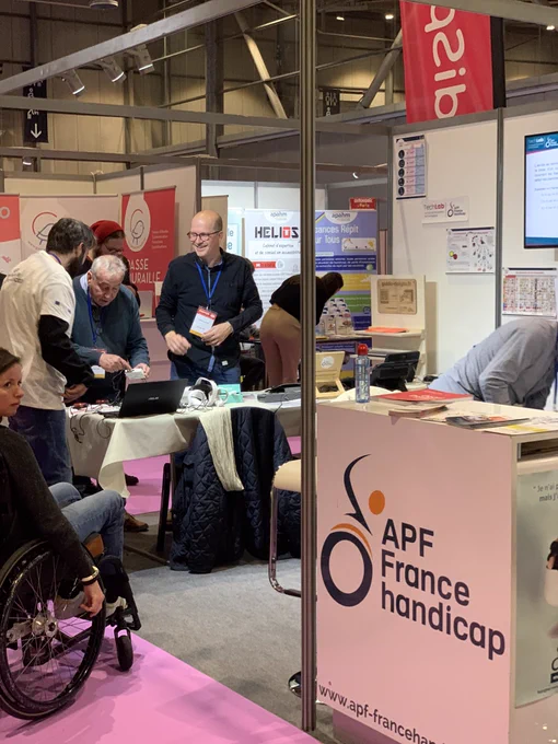 Les professionnels du TechLab échangent sur les solutions d’accès au numérique qu’ils exposent