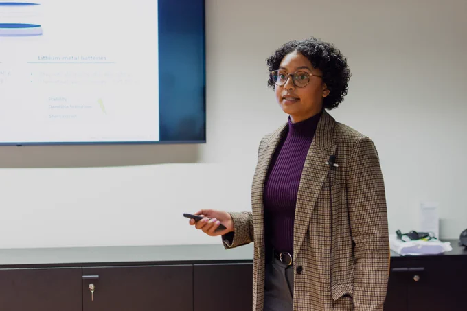 Brigette Althea Fortuin, predoctoral researcher at CIC energiGUNE, displays her conclusions on the design of computational-aided anion.