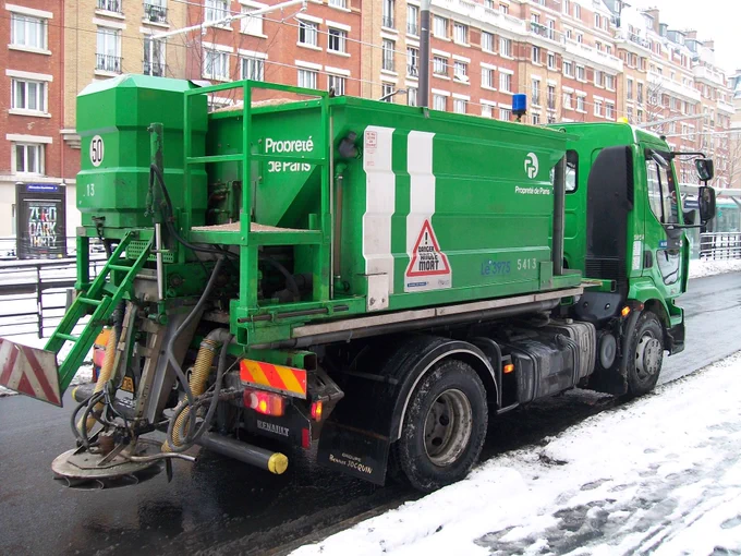 Véhicule utilisé pour saler les rues.