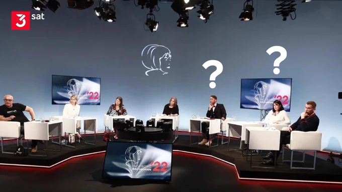 Foto von der Jury des Bachmannwettbewerbes. Über den Köpfen von Vea Kaiser und Michael Wiederstein befindet sich jeweils ein weißes Fragezeichen.