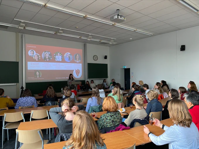 The picture shows the room during the symposium from the back with Klara moderating. 