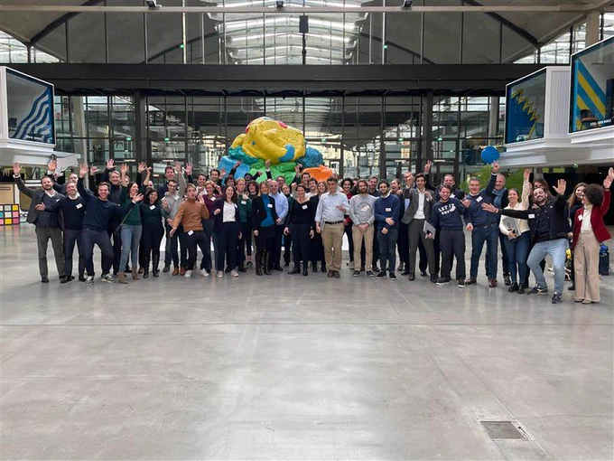 Photo des lauréats et partenaires à Station F