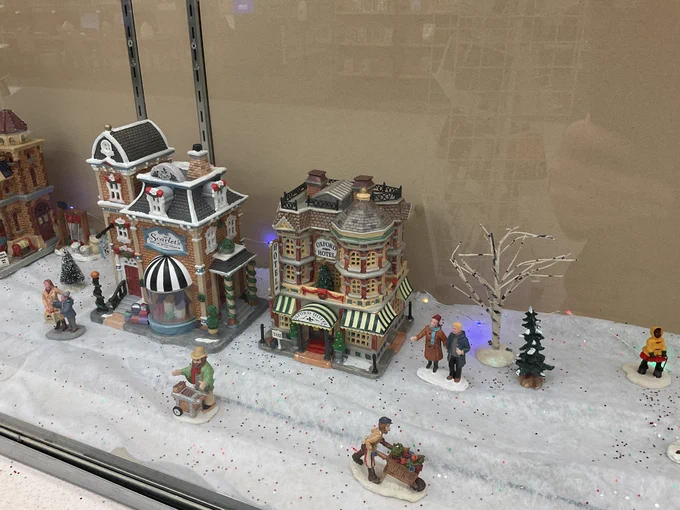 Scarlet's shoe boutique, oxford hotel, and lots of shoppers on the street