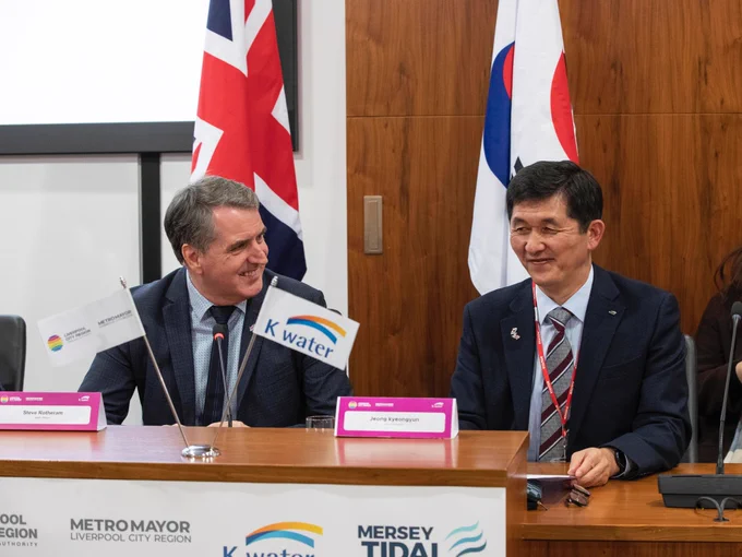 Mayor Steve Rotheram sits next to K-water Vice President Jeong kyeongyun during the signing of the Memorandum of Agreement.