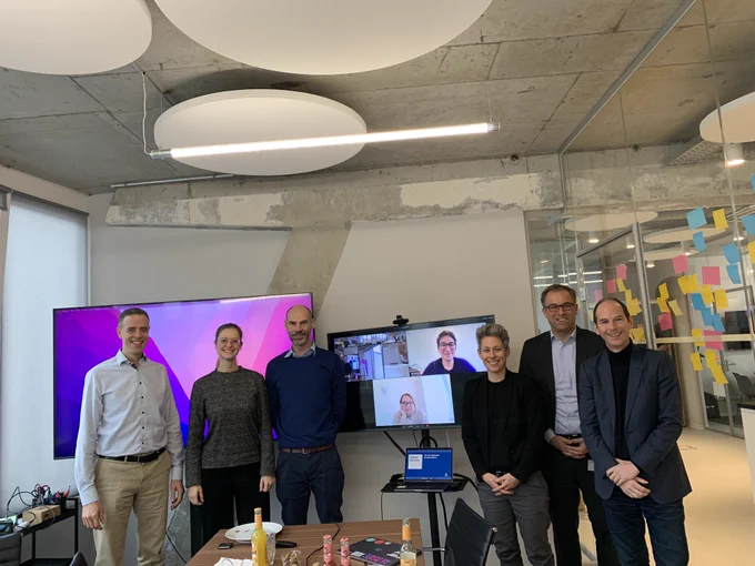 Im Vordergrund zu sehen: Markus Richter (CIO Bund), Christina Lang und Philipp Möser (DigitalService), Julia Borggräfe, Thomas Rieke und Peter Parycek. Im Hintergrund virtuell auf Monitor zugeschaltet: Heike Zirden und Julia Kloiber.