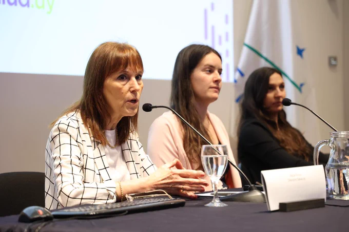 Alicia Rossi junto a integrantes de Salud.uy